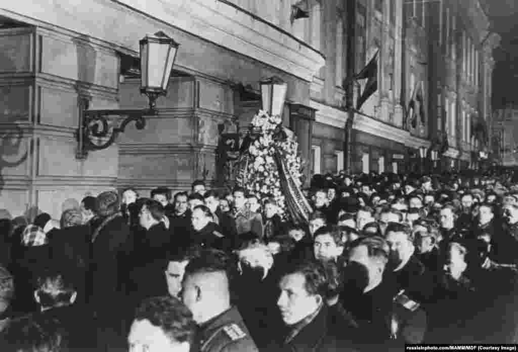 Oamenii au stat peste noapte pentru a-i aduce un ultim omagiu lui Stalin. Trupul lui fusese depus în Casa Sindicatelor, pe 6 martie. Mai multe persoane au murit în urma unei busculade care a avut lor în timp ce mulțimea se aduna pentru a vedea rămășițele lui Stalin. Un martor descrie mulțimea care striga pentru a îndepărta camioanele de care oamenii erau striviți, în timp ce un polițist disperat urla că nu a primit ordinul să mute vehiculele în care se aflau forțele de ordine.