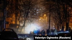 Hitne službe kod stambene zgrade oštećene u ruskom raketnom napadu, Kijev 13. decembar 2023.