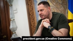 Єрмак він запевнив, що Зеленський сам написав свій твіт, формулювання його: «звичайно, люди допомагають, але він вивіряє кожне слово, «пропускає через себе»