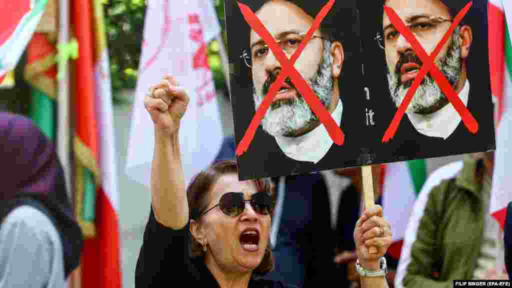 Një protestuese antiqeveritare duke mbajtur një pankartë të Raisit përpara Ambasadës iraniane në Berlin. Raisi u quajt "Kasapi i Teheranit" për rolin e tij si një nga gjyqtarët që mbikëqyri ekzekutimet e mijëra të burgosurve politikë në fund të viteve 1980.