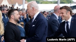 În imagine, de la stânga la dreapta: Volodimir Zelenski, președintele Ucrainei, liderul american Joe Biden și președintele Franței, Emmanuel Macron. 