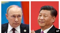 Președintele rus Vladimir Putin (stânga) și liderul chinez Xi Jinping (foto combo)