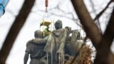 Частично разобранный памятник Советской армии в Софии, 13 декабря 2023 года.<br />
<br />
Самая верхняя часть памятника, вытянутая правая руку советского солдата и автомат, была срезана накануне вечером&nbsp;