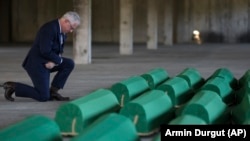 Američki ambasador Michael Murphy odaje počast žrtvama srebreničkog genocida.