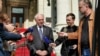 Američki ambasador u Srbiji Kristofer Hil u razgovoru sa novinarima ispred Skupštine Srbije, 20. april 2023. 
