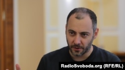 უკრაინის პარლამენტმა მხარი დაუჭირა აღდგენის საკითხებში პრემიერ-მინისტრის მოადგილის, ოლექსანდრ კურბაკოვის (ფოტო: 17 ივლისი, 2023 წელი) და სოფლის მეურნეობის მინისტრის, მიკოლა სოლსკის გადადგომას. 