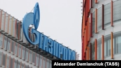 Logo Gazproma na zgradi u Sankt Peterburgu