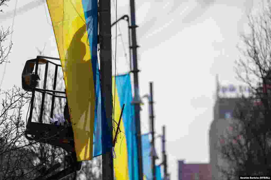 Besohet se dhjetëra mijëra persona janë vrarë në luftën në Ukrainë. Kombet e Bashkuara thanë më herët gjatë shkurtit se ka konfirmuar mbi 8.000 viktima në mesin e civilëve, duke shtuar se numri real mund të jetë shumë më i lartë. 