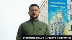 Украинанын президенти Владимир Зеленский Эгемендик күнү менен куттуктап жатат. Видеодон алынган кадр. 24-август, 2023-жыл. 