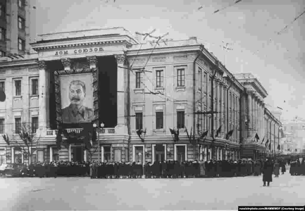 Funeraliile lui Stalin. O coadă kilometrică ducea către Piața Roșie, pe 6 martie 1953. Mulțimea s-a adunat pentru a vedea corpul lui Iosif V. Stalin depus în sala cu coloane a Casei Sindicatelor din Moscova. 
