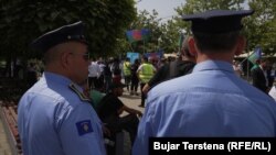 Policija nadgleda protest u Gračanici, 29. avgust 2023.