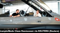 Presidenti i Ukrainës, Volodymyr Zelensky, dhe kryeministrja e Danimarkës, Mette Frederiksen, ulur në avionin F-16, në Danimarkë më 20 gusht 2023. 