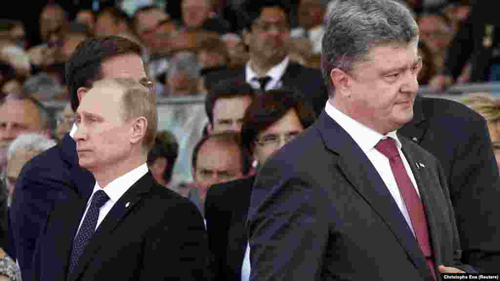 A 2014-es hetvenedik évfordulón Petro Porosenko (jobbra), Ukrajna elnöke elsétált Vlagyimir Putyin orosz elnök mellett anélkül, hogy tudomásul vette volna a jelenlétét. A jelenet három hónappal azután játszódott le, hogy Oroszország illegálisan annektálta a Krímet. A válság megoldására tett kísérletként, a feszültség csökkentése érdekében François Hollande akkori francia elnök hívta meg orosz és ukrán kollégáját