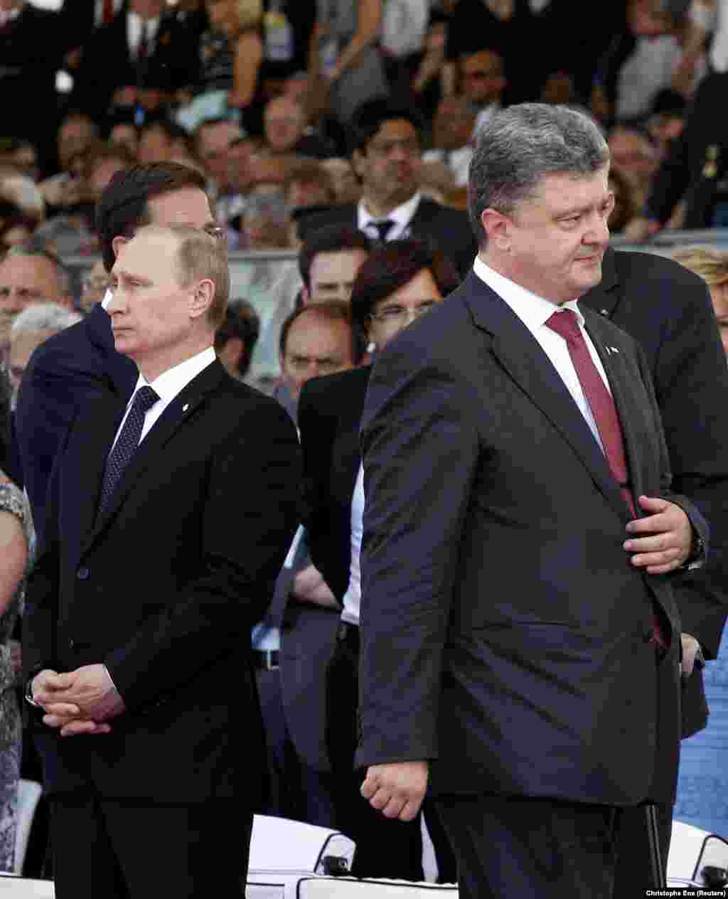 За време на 70-годишнината во 2014 година, новоизбраниот украински претседател Петро Порошенко (десно) поминува покрај рускиот претседател Владимир Путин без да го евидентира неговото присуство во услови на тензии околу илегалната анексија на Крим од страна на Русија, која се случи три месеци претходно. Во обид да се реши кризата предизвикана од сепаратистите поддржани од Русија во источна Украина и анексијата на Крим од Москва, тогашниот француски претседател Франсоа Оланд ги повика своите руски и украински колеги во обид да ги намалат тензиите околу конфликтот.