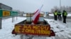 Protestul fermierilor polonezi la punctul de control Dorohusk, Polonia, 9 februarie 2024. Agricultorii din cea mai mare economie est-europeană spun că se tem de importurile ieftine din Ucraina, dar și din China.