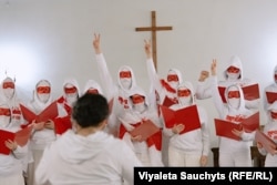 Corul Liber în Exil din Belarus cântă la Biserica Evanghelică Reformată din Vilnius pe 25 martie 2024, cu ocazia celei de a 106a aniversări a declarației de independență a țării.