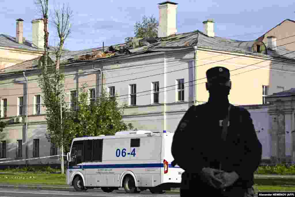 A Komszomolszkij sugárúton lévő épület megrongálódott teteje. A jelentések szerint egyik célponton sem tartózkodtak civilek