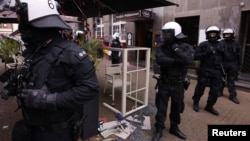Securitatea a fost sporită pe măsură ce fanii s-au adunat la Gelsenkirchen înainte de meciul Anglia-Serbia din 16 iunie.