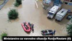 Spasioci koriste čamcekako bi evakuirali stanovnike područja poplavljenog zbog pucanja brane u Ussurijsku u Rusiji, 12. august 2023.