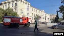 Vatrogasni kamion ide do brodogradilišta koje je navodno pogođeno ukrajinskim raketnim napadom, Sevastopolj, Krim, 13. septembra 2023.