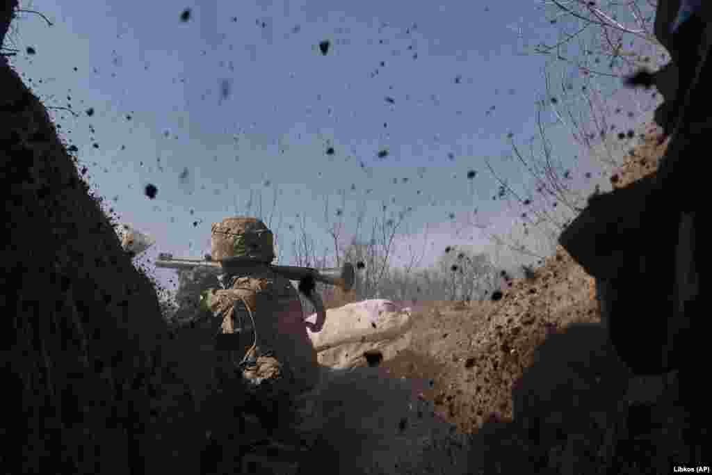Një ushtar ukrainas nga brigada e 28-të duke sulmuar me granatahedhës pozicionet ruse. Rusia, që i referohet Bahmutit me emrin e epokës sovjetike, Artiomovsk, ka thënë se kapja e këtij qyteti është thelbësore për të kompletuar kapjen e rajonit industrial të Donbasit, që është qëllimi kryesor i saj në luftë.