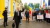 Марина Таубер приветствует протестующих перед Конституционным судом, где состоялось заседание по проверке конституционности партии «Шор», 14 июня 2023 года.