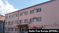 Sporna zgrada u kojoj djeluju četiri institucije Srbije, naselje Bošnjačka mahala u Sjevernoj Mitrovici, 23. avgust 2023.