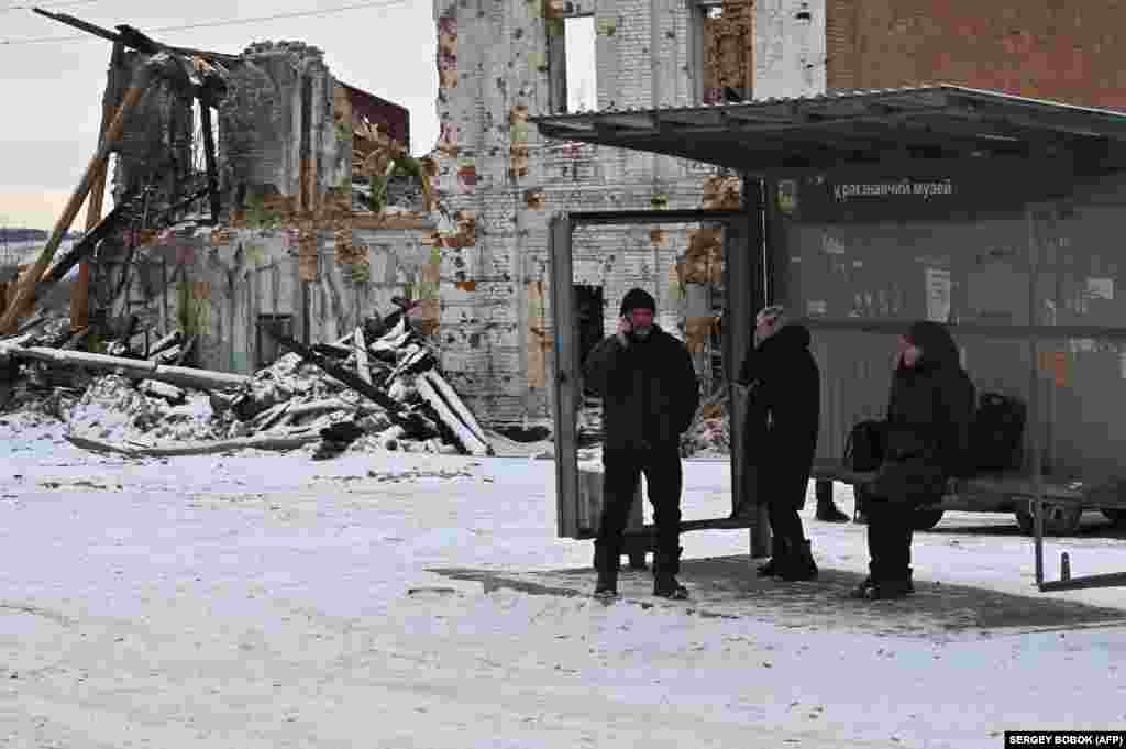 На зупинці сидить 62-річна Галина з двома великими сумками. «Я жила тут під російською окупацією», – нервово розповідає вона, відмовившись називати своє прізвище. «Я боюся ще одного нападу. Я їду до Харкова. Моя дочка там. Я хочу залишитися там, щоб бути в безпеці»