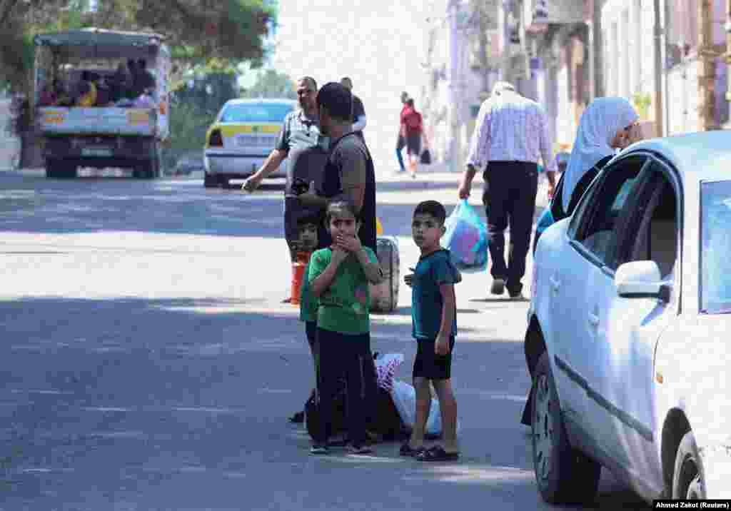 Gaza është plotësisht e rrethuar dhe e bllokuar nga Izraeli, i cili ka thënë se rrethimi nuk do të përfundojë derisa Hamasi t’i lirojë të gjitha pengjet