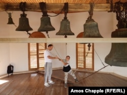 7 mai 2024, Carcaliu, România: un băiat învață să tragă clopote la biserică.