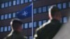 Войници са строени пред флага на НАТО пред Генералния щаб на шведската армия в Стокхолм, 11 март 2024 г.