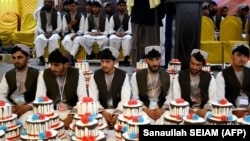 Mladoženje na ceremoniji masovnog vjenčanja u dvorani u Kandaharu, Afganistan, 28. februar 2023.