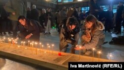 Okupljeni su u Beogradu 27. decembra 2023. pale sveće kako bi odali poštu stradalima u Pragu.