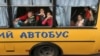Copii luându-și rămas-bun în timpul evacuării din orașul Kupiansk, ocupat de Rusia, în apropierea orașului Harkov, 30 mai 2022.