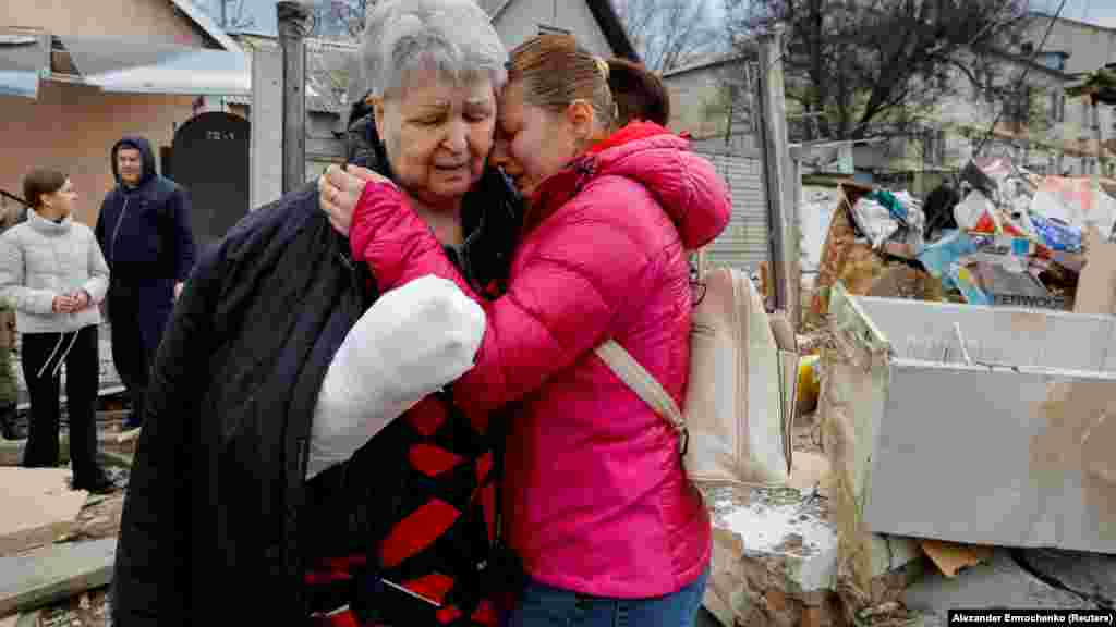 A légitámadásban megsérült 66 éves Szvetlana Bojkót vigasztalja ismerőse, Julija Krjukova az idős nő házának a romjai előtt. Volodimir Zelenszkij ukrán elnök nyilatkozata szerint több, mint 1100 orosz katona esett el Bahmutnál, és 1500 sebesült meg annyira, hogy nem tudja folytatni a harcokat. Az orosz védelmi minisztérium azt közölte, hogy erői az elmúlt 24 órában több mint 220 ukrán katonát öltek meg a donyecki térségben. 