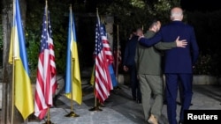 Volodimir Zelenszkij ukrán és Joe Biden amerikai elnök az olaszországi G7-csúcson 2024. június 13-án