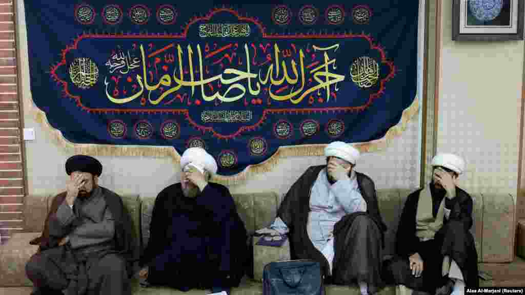 Klerikët myslimanë në zyrën përfaqësuese të Khameneit në Najaf shprehin ngushëllime për Raisin dhe të tjerët që humbën jetën si pasojë e rrëzimit të helikopterit. 