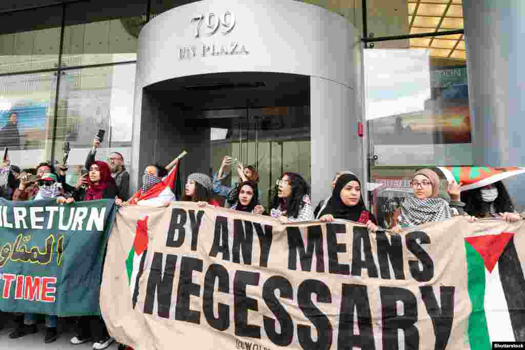 Nekoliko protesta koji očigledno pokazuju podršku napadima održano je i širom svijeta. Ova slika od 9. oktobra prikazuje jednu grupu sa palestinskim zastavama u Njujorku.