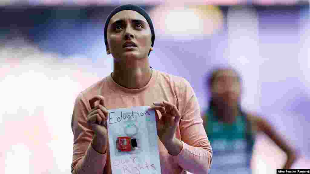 2 august - Atleta afgană Kimia Yosufi arată un slogan scris de mână: „Educație, sport - drepturile noastre”, după ce a trecut linia de finiș la calificările în finala de 100 de metri. Guvernul taliban, care le interzice femeilor dreptul la educație și sport, de când a revenit la putere, în august 2021, spune că nu recunoaște participarea femeilor din echipa olimpică afgană la Jocurile de la Paris.