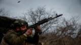 Украинский военнослужащий из 93-й механизированной бригады стреляет из автомата АК-74 по российским позициям возле Бахмута 6 марта.<br />
<br />
Несмотря на нехватку артиллерии и техники, украинские войска пытаются замедлить продвижение российских войск на фронте протяжённостью почти 1200 километров<br />
<br />
&nbsp;