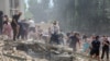 Рятувальники і кияни допомагають розбирати завали у дитячій лікарні «Охматдит», яка постраждала під час російських ракетних ударів, Київ, Україна, 8 липня 2024 року