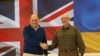 Ministri britanik i Mbrojtjes, Ben Wallace, dhe homologu i tij ukrainas, Oleksiy Reznikov, gjatë takimit në Kiev më 24 maj 2023.