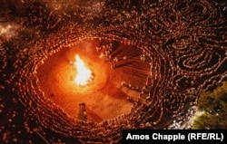 Șiruri de dansatori în jurul unui foc de tabără pe 19 august, în timp ce se cântă muzică tradițională la Festivalul Jeravna din Bulgaria. (Amos Chapple, redacția centrală a RFE/RL)