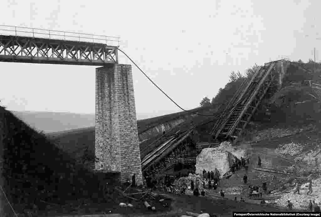 Forțele austro-ungare sub un viaduct distrus de forțele ruse în retragere la Jovnivka, lângă Ternopil, în 1915.