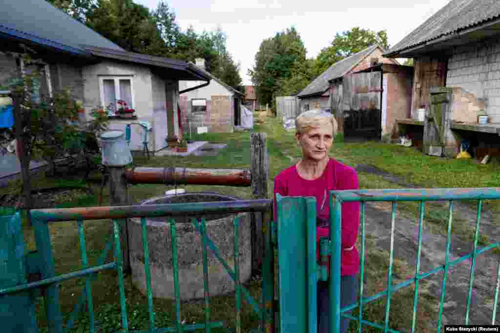 Në Kolpin-Ogrodniki, Agata Moroz u përlot teksa u tha gazetarëve të agjencisë Reuters, "të gjithë thonë se diçka do të ndodhë, se diçka do të ndodhë patjetër". "Kam frikë. Unë kam një djalë në ushtri. Ai është ushtar. Unë jam e brengosur për të. Kam nipa e mbesa. Burri im është me nevoja të veçanta. Më së shumti shqetësohem për ta", u shpreh Moroz. 