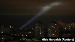 Українські військові використовують прожектор для пошуку ворожих безпілотників у небі над Києвом, 27 лютого 2023 року, ілюстративне фото