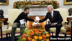 მარცხნიდან: ვოლოდიმირ ზელენსკი, უკრაინის პრეზიდენტი და ჯო ბაიდენი, აშშ-ის პრეზიდენტი. ვაშინგტონი, 12 დეკემბერი, 2023.
