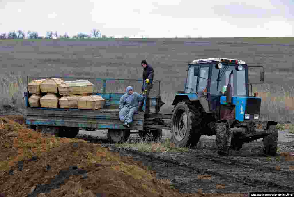 Varrmihësit duke transportuar arkivole në një varrezë në periferi të Mariupolit. Trupa të civilëve raportohet se janë duke u zbuluar nën rrënojat e ndërtesave, shumë kohë pas përfundimit të rrethimit rus. Shumë civilë u strehuan në bodrumet e blloqeve të banimit gjatë luftimeve.