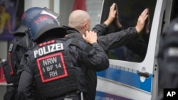 Sukob navijača Srbije i Engleske ispred restorana u Gelzenkirhenu