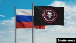 Flamuri i Rusisë dhe ai i grupit mercenar Wagner.